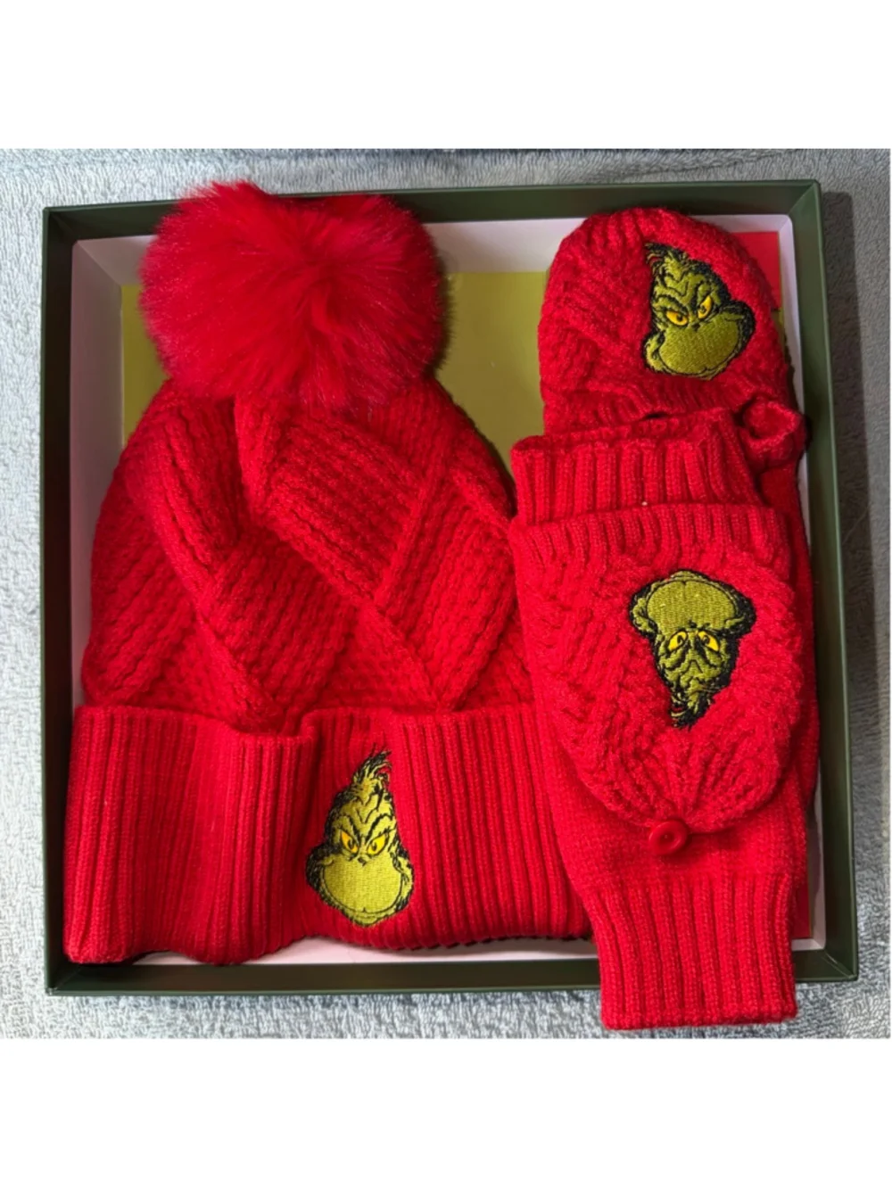 NIB Unisex Dr Seuss The Grinch Pom Pom Hat & Gloves 2 Pc Gift Set With Gift Box